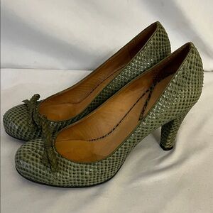 Vince Camuto Olive Textured Ostrich Pattern Heels with Bow